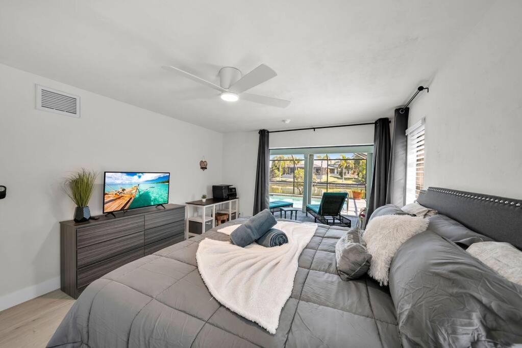 Willa Luxury Waterfront Haven In Cape Coral - Dog-Friendly Escape With Private Pool Zewnętrze zdjęcie