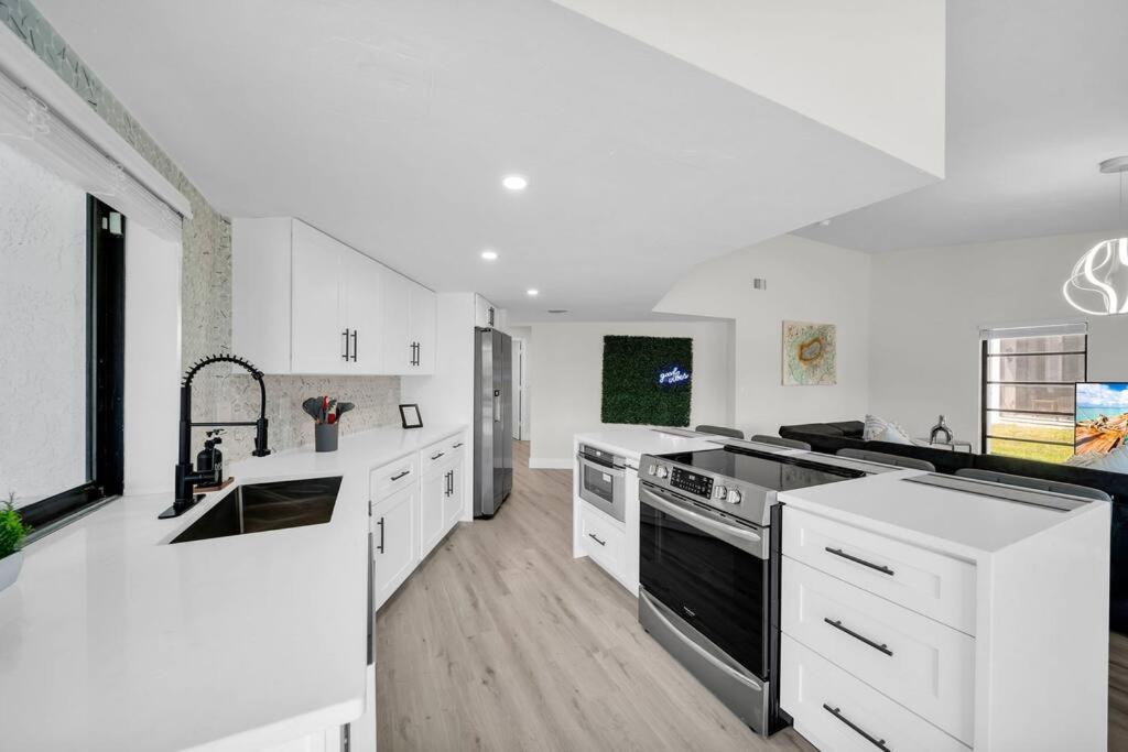 Willa Luxury Waterfront Haven In Cape Coral - Dog-Friendly Escape With Private Pool Zewnętrze zdjęcie