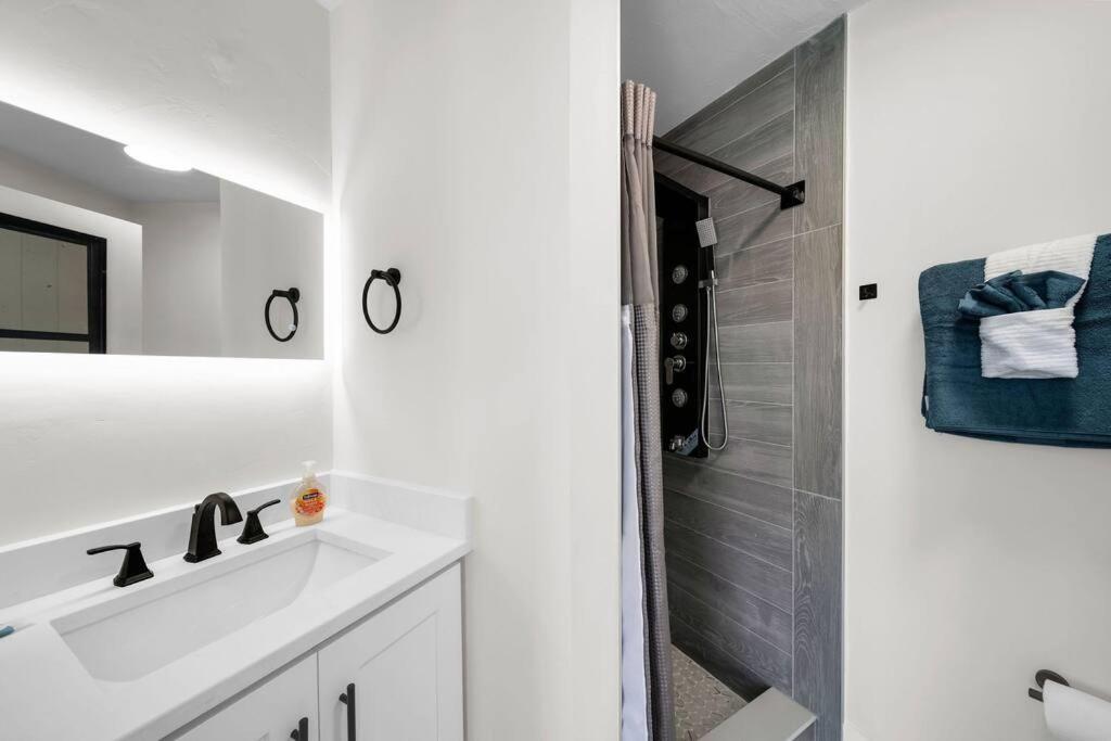 Willa Luxury Waterfront Haven In Cape Coral - Dog-Friendly Escape With Private Pool Zewnętrze zdjęcie
