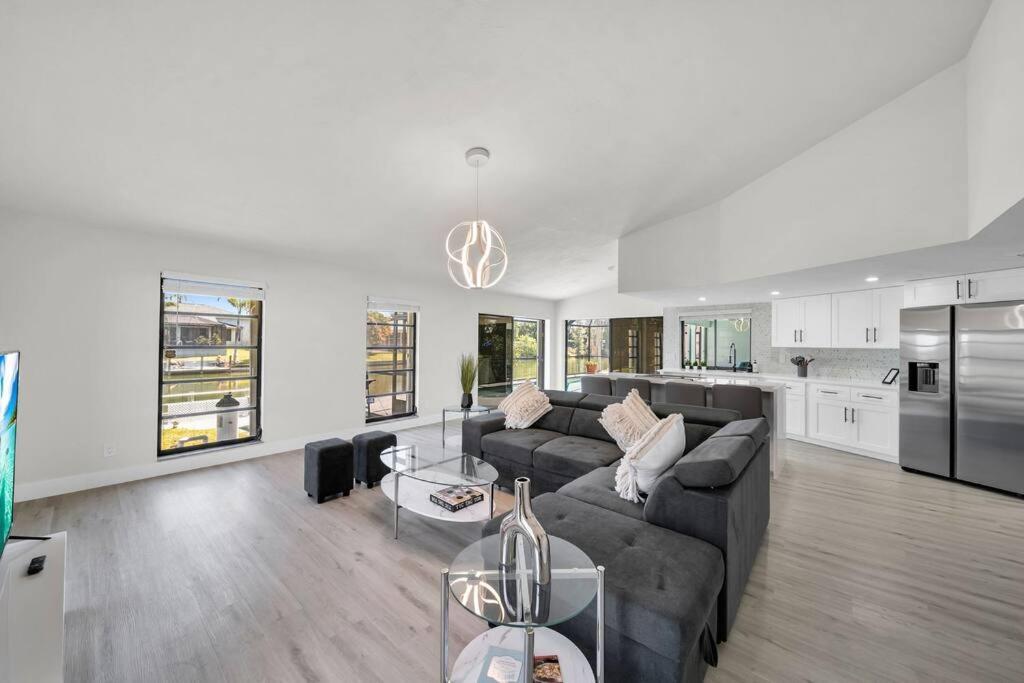 Willa Luxury Waterfront Haven In Cape Coral - Dog-Friendly Escape With Private Pool Zewnętrze zdjęcie