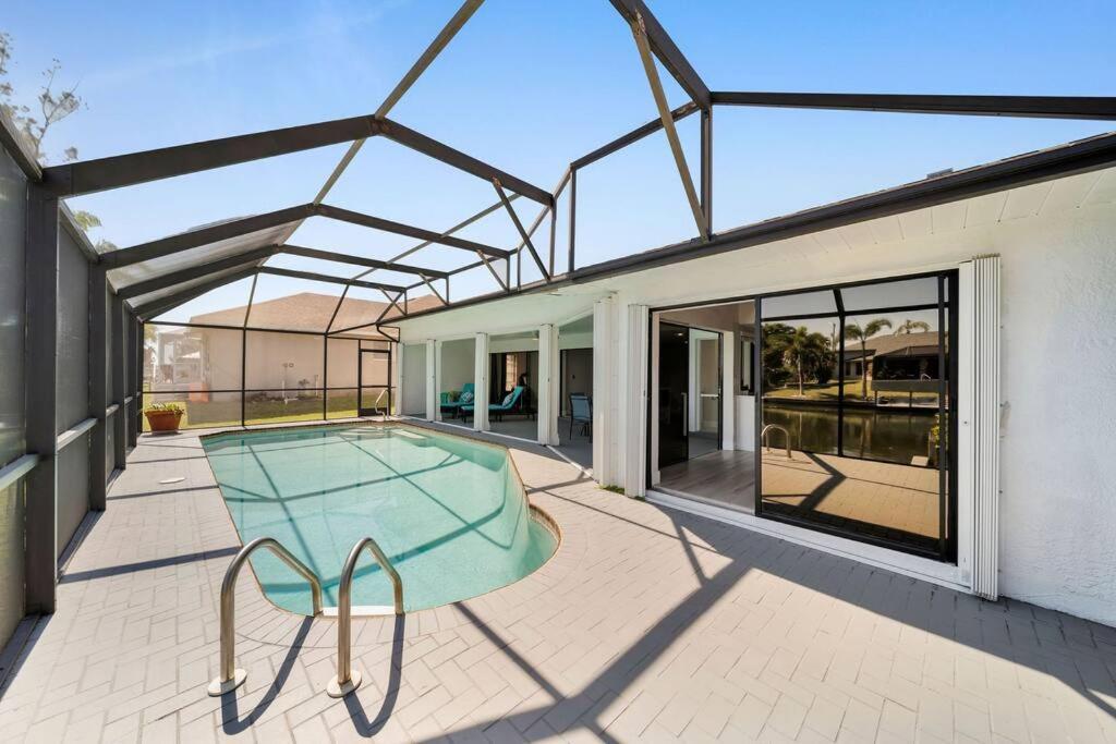 Willa Luxury Waterfront Haven In Cape Coral - Dog-Friendly Escape With Private Pool Zewnętrze zdjęcie