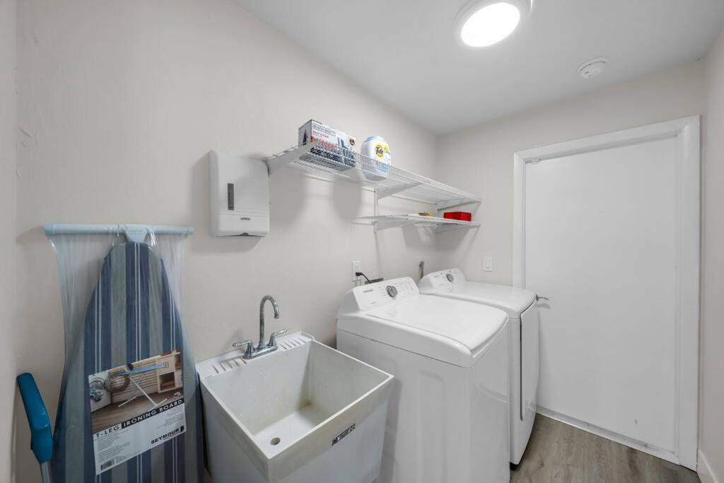 Willa Luxury Waterfront Haven In Cape Coral - Dog-Friendly Escape With Private Pool Zewnętrze zdjęcie