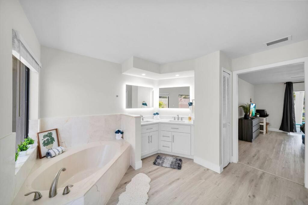Willa Luxury Waterfront Haven In Cape Coral - Dog-Friendly Escape With Private Pool Zewnętrze zdjęcie