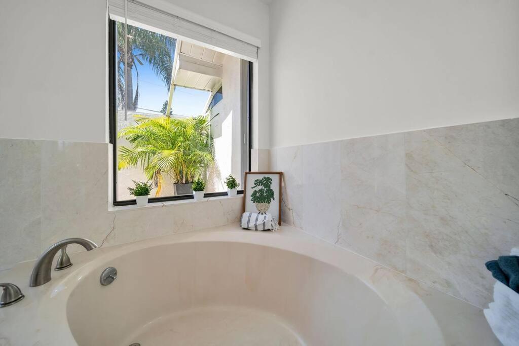 Willa Luxury Waterfront Haven In Cape Coral - Dog-Friendly Escape With Private Pool Zewnętrze zdjęcie
