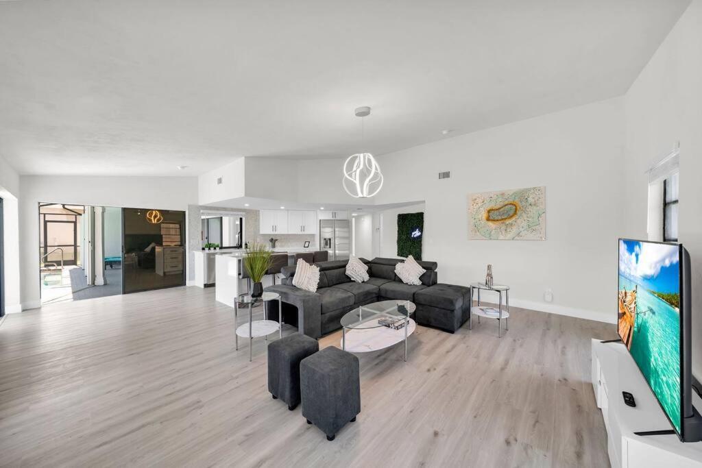 Willa Luxury Waterfront Haven In Cape Coral - Dog-Friendly Escape With Private Pool Zewnętrze zdjęcie