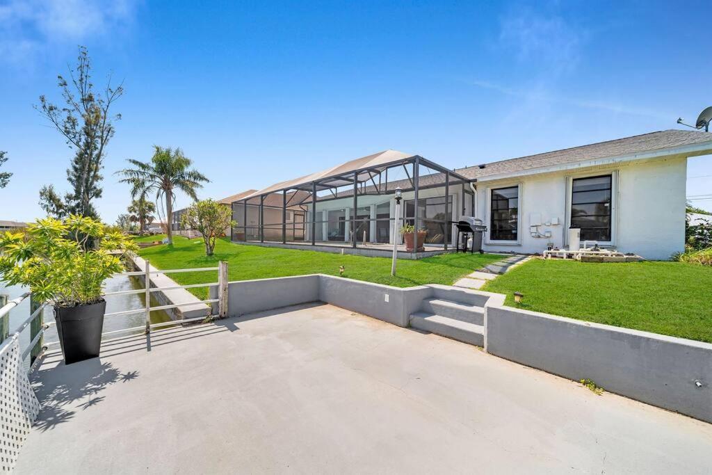 Willa Luxury Waterfront Haven In Cape Coral - Dog-Friendly Escape With Private Pool Zewnętrze zdjęcie