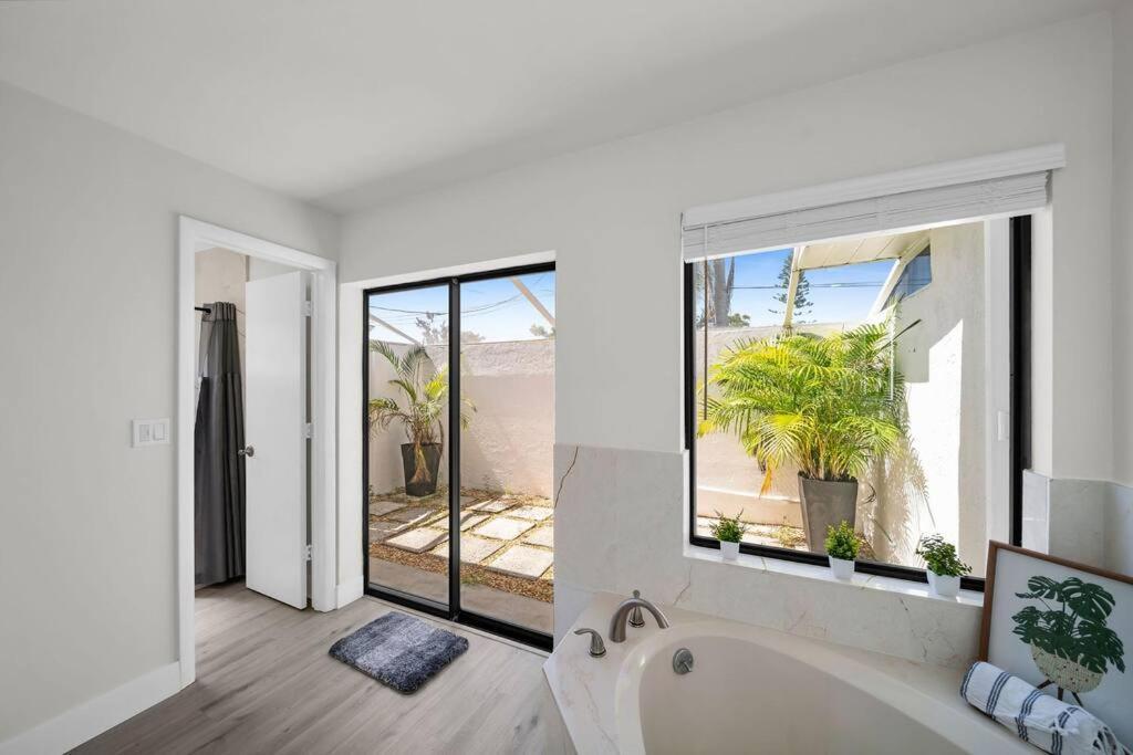 Willa Luxury Waterfront Haven In Cape Coral - Dog-Friendly Escape With Private Pool Zewnętrze zdjęcie