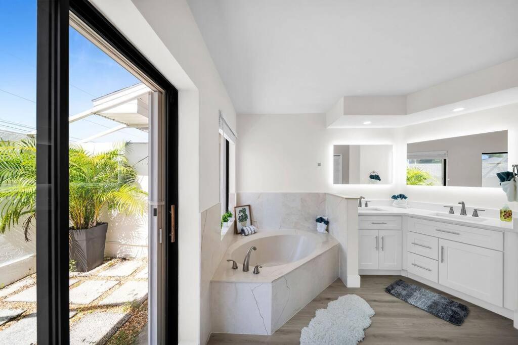 Willa Luxury Waterfront Haven In Cape Coral - Dog-Friendly Escape With Private Pool Zewnętrze zdjęcie